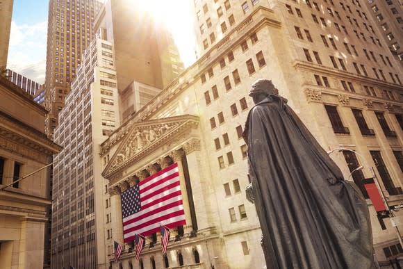 Statue and American flag in front of the New York Stock Exchange.