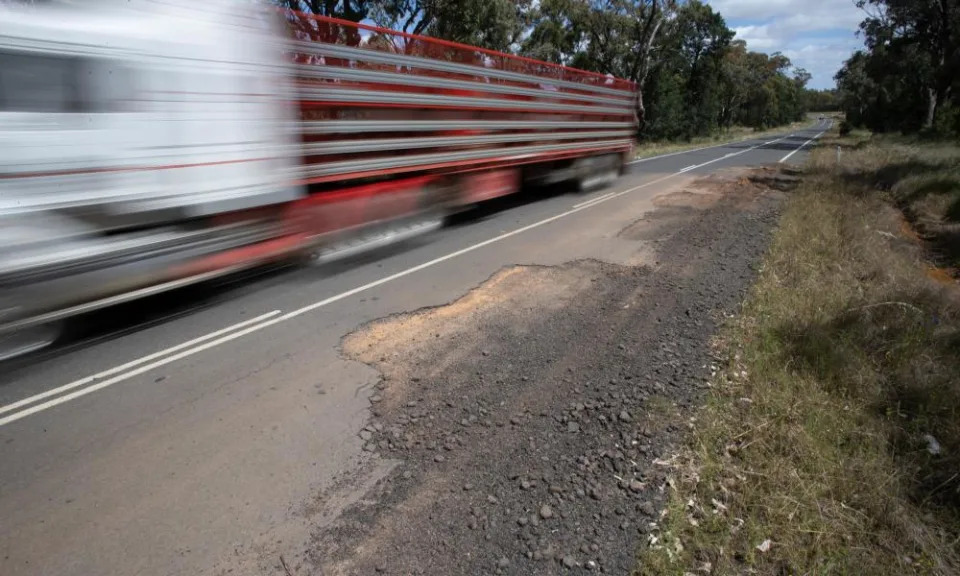 Un camion évite un gros nid-de-poule sur la route Eugowra-Parkes à NSW plus tôt cette semaine.