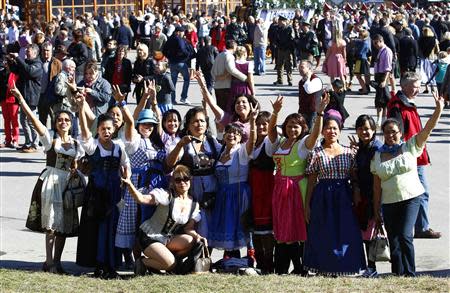 Filipinos, living in Germany, pose wearing traditional Bavarian dirndls at Munich's 180th Oktoberfest October 3, 2013. REUTERS/Michaela Rehle