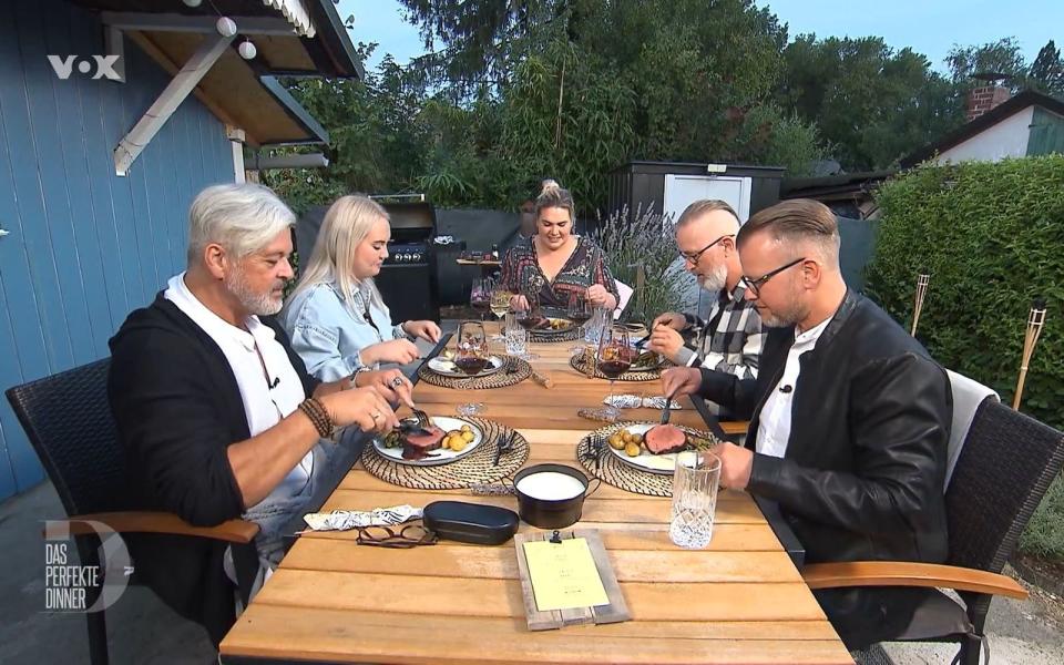 Der Anblick des saftigen Rinderfilets löst bei den Gästen Speichelfluss aus, von links: Ronny, Jenni, Gastgeberin Sabrina, Olli und Lars.
 (Bild: RTL)