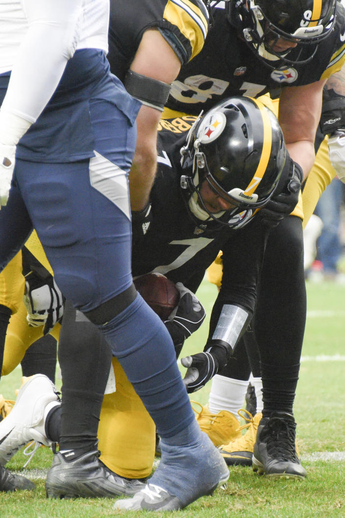 Pittsburgh Steelers quarterback Ben Roethlisberger (7) is helped up by tight end Zach Gentry (81) after scoring a touchdown against the Tennessee Titans during the second half of an NFL football game, Sunday, Dec. 19, 2021, in Pittsburgh. (AP Photo/Don Wright)
