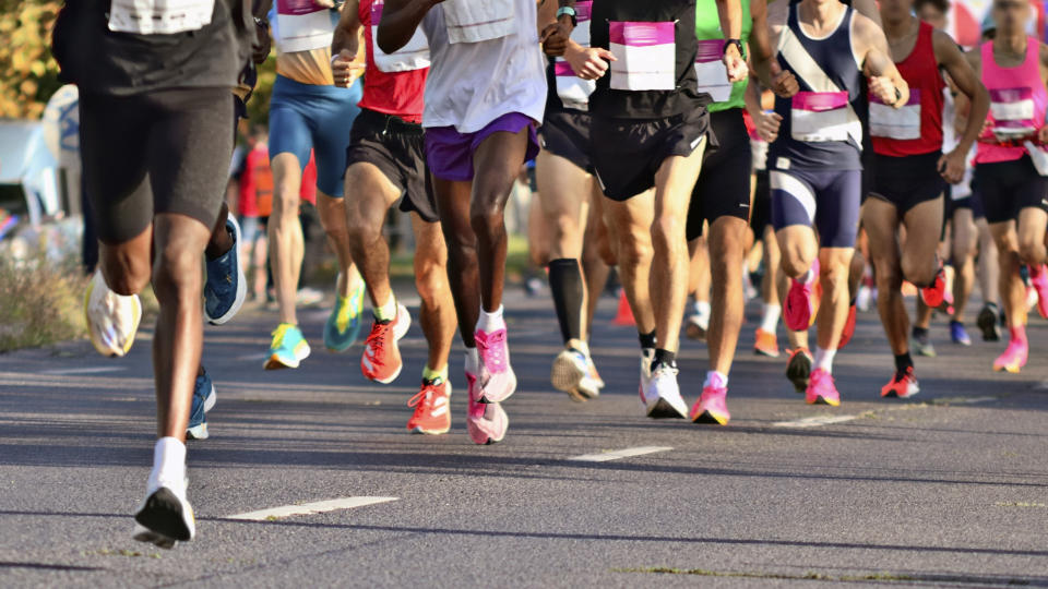  Runners in a road marathon. 