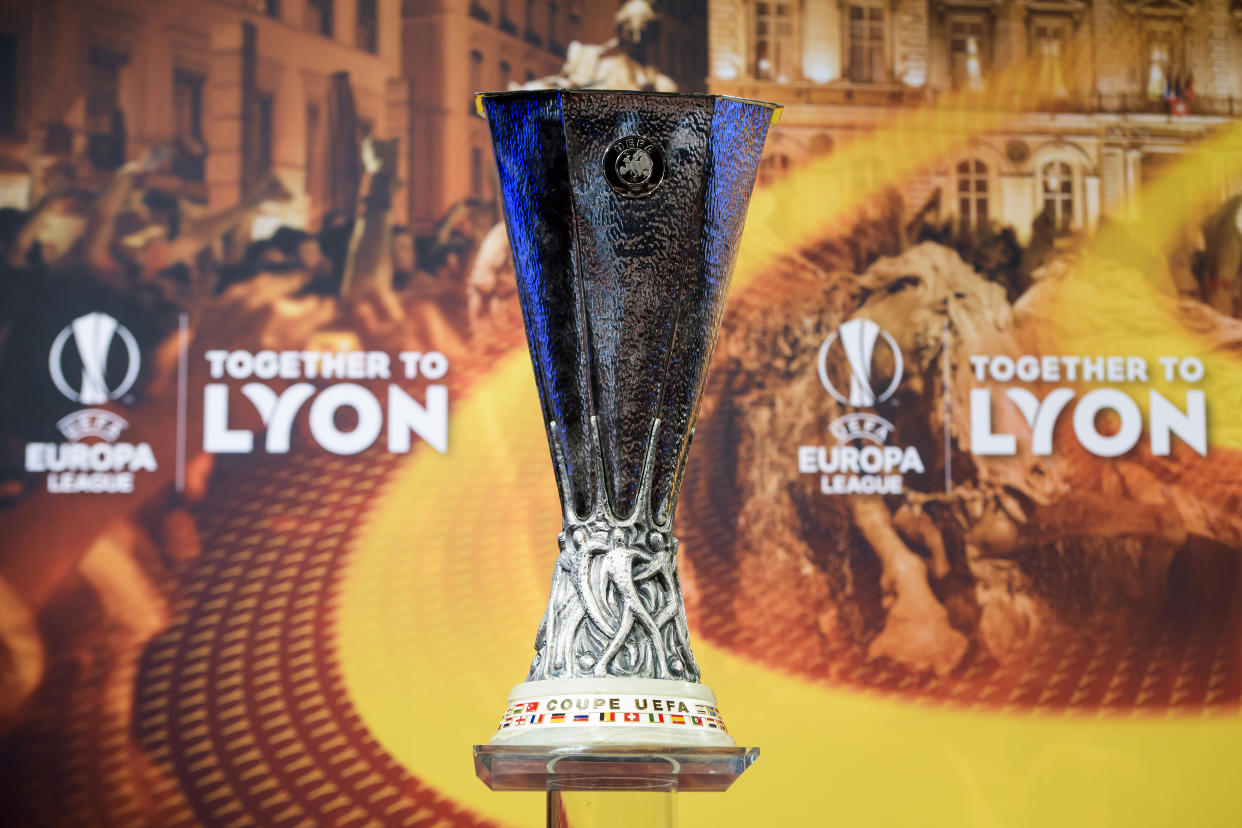El trofeo de la Europa League que se disputarán Atlético y Olympique. Foto: Jean-Christophe Bott/Keystone via AP.
