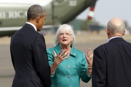 U.S. President Barack Obama is greeted by Eugene Mayor Kitty Piercy (C) upon arrival in Oregon October 9, 2015. REUTERS/Kevin Lamarque