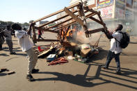 <p>Demonstrators set fire to wooden pallets and rubbish as they await election results in Harare, Zimbabwe, August 1, 2018. (Photo: Mike Hutchings/Reuters) </p>