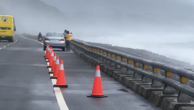 受颱風瑪娃外圍環流影響，東半部出現長浪，台東大武沿岸浪高約6至7公尺高，陣風約7級，南迴公路423公里處已有海浪打上公路，相關單位擺放三角錐警示來往車輛。
（中央社）