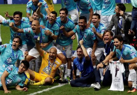 Football Soccer -Monterrey v Pachuca - Mexican first division final soccer match - Tecnologico stadium, Monterrey, Mexico - 29/05/16. Pachuca's players pose with the trophy after winning the Mexican first division against Monterrey. REUTERS/Daniel Becerril