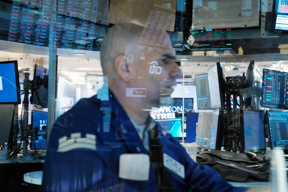 NEW YORK, NEW YORK - JUNE 16: Traders work on the floor of the New York Stock Exchange (NYSE) on June 16, 2022 in New York City. Stocks fell sharply in morning trading as investors react to the Federal Reserve's largest rate hike since 1994. (Photo by Spencer Platt/Getty Images)