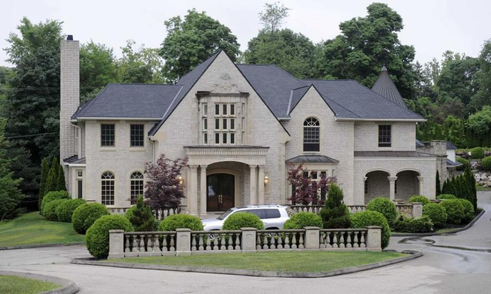 A home for sale on Kingsley Manor Drive in Bloomfield Hills. List price: $4.5 million. Sale price: $1.8 million. (David Coates / The Detroit News)