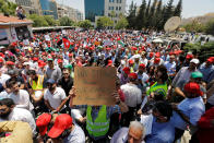 <p>Protesters are seen gathered in front of the Labour Union offices in Amman, Jordan, June 6, 2018. (Photo: Muhammad Hamed/Reuters) </p>