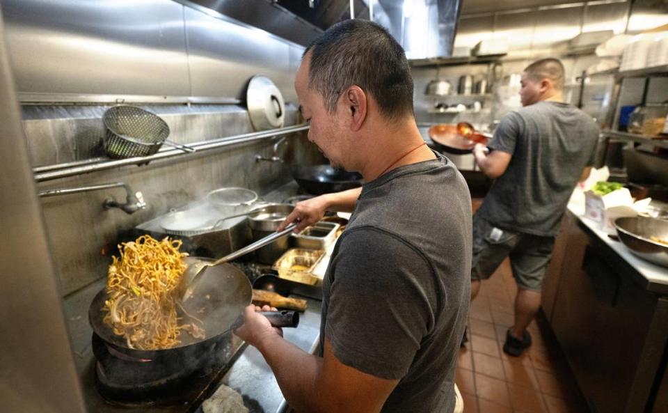 El propietario y chef Yongwei Huang cocina fideos en el restaurante Lucky House de Riverbank, California, el jueves 27 de junio de 2024.