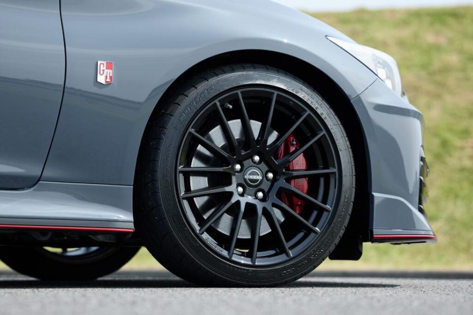 輪圈換上19吋鋁圈，不僅造型更好看，其重量也更輕，加上可以裝上更寬的輪胎，整體操駕將會更為進步。(圖片來源：Nissan)
