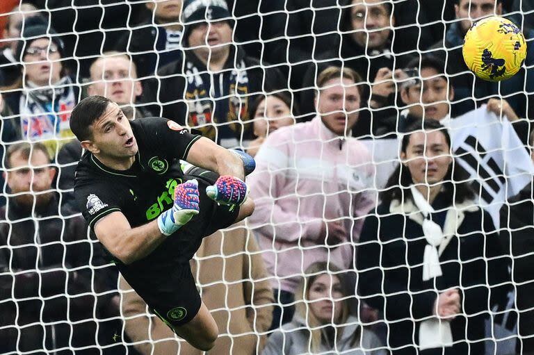 Emiliano Martínez está sosteniendo grandes rendimientos, pero tendrá una de sus máximas pruebas cuando Aston Villa reciba al líder de la Premier League, Arsenal.