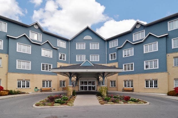 Durham police on Wednesday charged an Oshawa, Ont., man with two counts of unlawful confinement. In February, media reports alleged that door handles at White Cliffe Terrace Retirement Residence in Courtice, Ont., were removed from the suites of residents who had reportedly tested positive for COVID-19. (Google Maps - image credit)