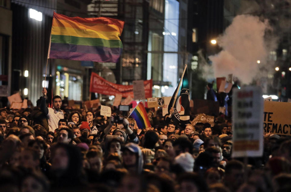 Manifestantes protestan en la quinta avenida frente a la Torre Trump, el miércoles 9 de noviembre de 2016, en Nueva York, en oposición al triunfo de Donald Trump en las elecciones presidenciales. (AP Foto/Julie Jacobson)