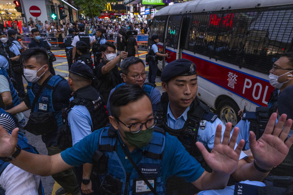 六四天安門事件34周年，香港警方4日分別以破壞社會安寧和妨礙警務人員執行職務等罪嫌拘捕24名人士。（美聯社）