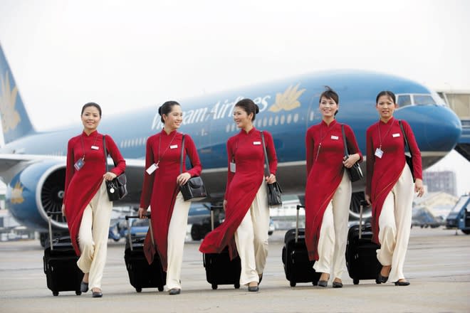 <p>越南航空制服則以越南最具代表性的傳統服飾「奧黛」作為設計藍本，過去推出紅、白的奧戴服飾，優雅細緻，後來改以藍、黃兩色取代，讓航空形象更活潑。（圖／翻攝自官網）</p>
