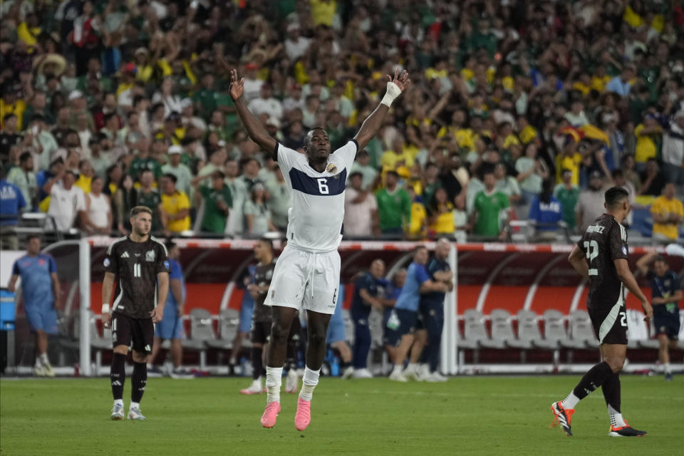 El ecuatoriano William Pacho reacciona al final del partido ante México de la Copa América en Glendale, Arizona, el domingo 30 de junio del 2024. (AP Foto/Matt York)