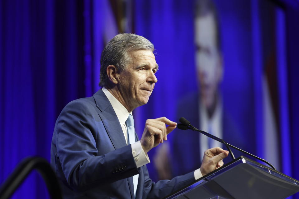 ARCHIVO - El gobernador de Carolina del Norte, Roy Cooper, habla en la cena de recaudación de fondos de Unidad Demócrata de Carolina del Norte, en Raleigh, Carolina del Norte, el sábado 20 de julio de 2024. (AP Foto/Karl B DeBlaker, Archivo)