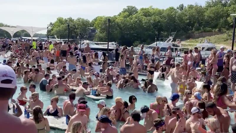 Personas celebran el fin de semana del Día de los Caídos en la playa de Osage del Lago de los Ozarks, Missouri, EEUU, el 23 de mayo de 2020