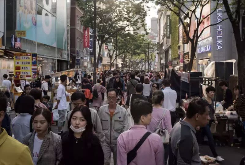 ▲專家學者紛紛指出，台灣或許能向鄰國韓國借鏡少子化和人力短缺問題的解決辦法。圖為人潮洶湧的首爾明洞購物區。（圖／Getty Images）
