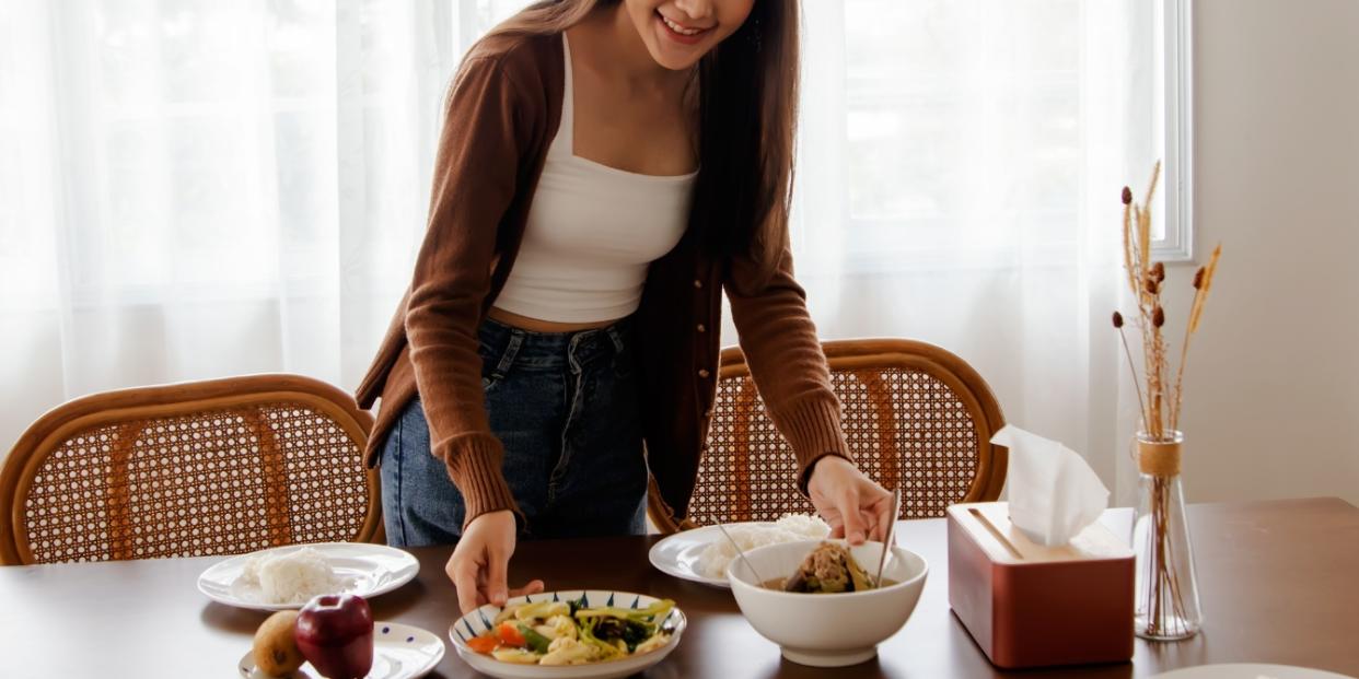 woman setting meal at the table does cycle-syncing work