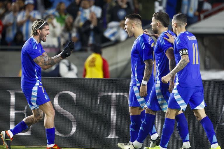 La selección argentina festeja el triunfo por 3 a 1 ante Costa Rica en el amistoso por la fecha FIFA disputado en Los Ángeles