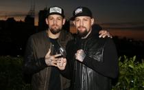 Unter nicht ganz einfach Verhältnissen aufgewachsen, fanden die Brüder Joel und Benji Madden ihren Weg von Maryland nach Los Angeles und machten gemeinsam Karriere mit ihrer Band Good Charlotte. Nebenbei fanden beide ihr privates Glück mit Promi-Partnerinnen: Joel heiratete Reality-TV-Star Nicole Richie, Benji ehelichte Schauspielerin Cameron Diaz. (Bild: Brendon Thorne/Getty Images)