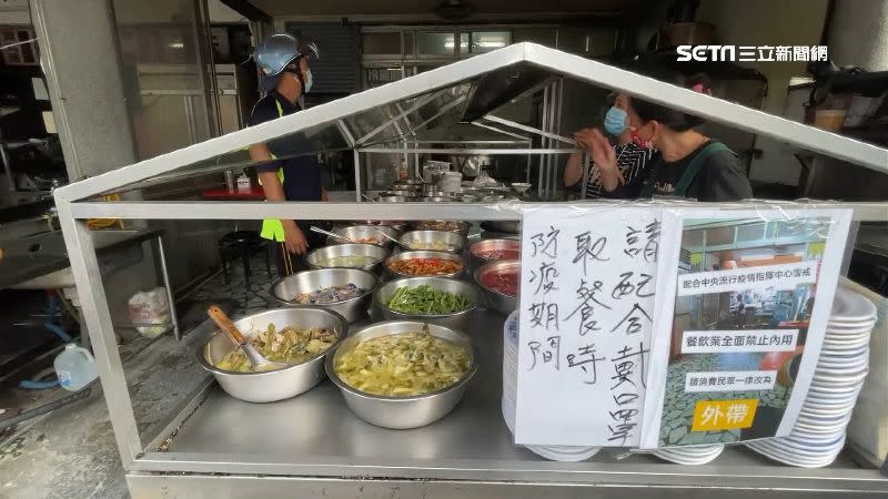 店家親手寫下防疫注意事項，提醒大家取餐時一定要戴口罩。