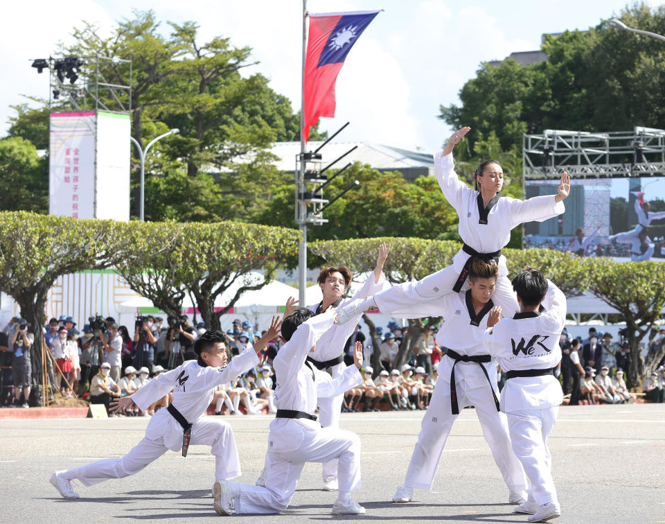 110年國慶大會10日在總統府前登場，We.R特技跆拳表演團結合跆拳道與街舞的演出，相當精彩。（中央社）