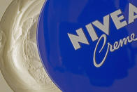 <p>Anders sieht es da schon bei Nivea aus. Kosmetikmarken gelten gemeinhin eher als Frauendomäne und so ist es kein Wunder, dass Nivea unter den Top 10 landet. Allerdings sieht nicht alles ganz so rosig aus, da die Marke im Vergleich zum Vorjahr zwei Plätze einbüßen musste. </p>