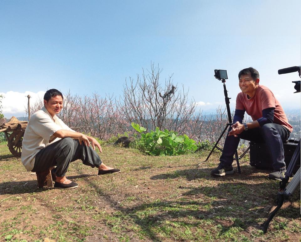 導演鄭有傑（左）因日語流利，應黃銘正（右）之邀在戲劇重現段落飾演湯德章。（希望行銷提供）