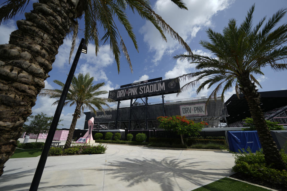 Palmeras afuera del estadio DRV PNK, sede del Inter Miami, el nuevo club de Lionel Messi, el lunes 10 de julio de 2023, en Fort Lauderdale, Florida. (AP Foto/Rebecca Blackwell)