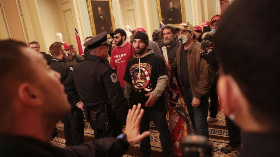 Otros manifestantes intentaron hablar con la policía. Mientras tanto, el vicepresidente Mike Pence, que presidía la sesión de certificación, fue trasladado a un lugar seguro, y otros legisladores se resguardaron en sus oficinas.