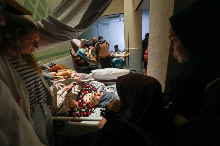 Pacientes y personas refugiadas en el hospital de Al Aqsa