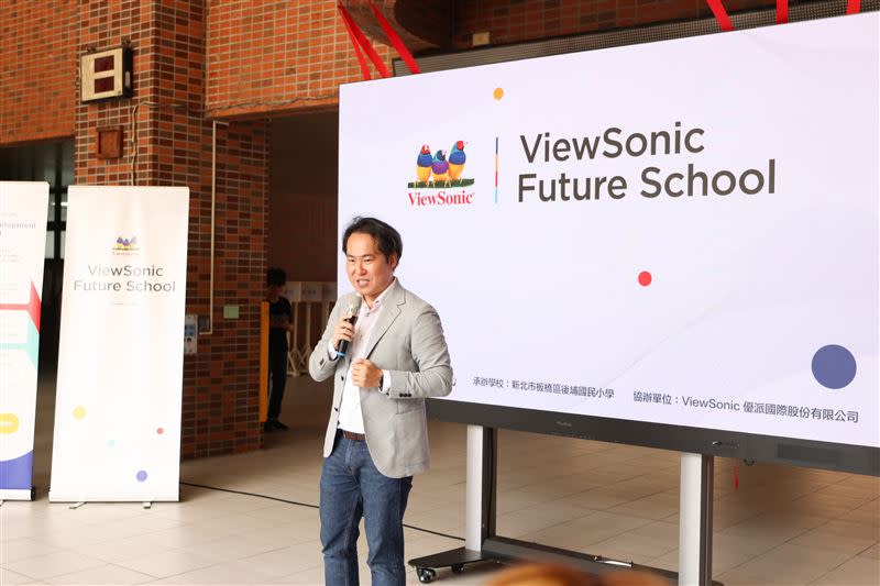 ViewSonic優派學院院長連育仁分享藉由參與ViewSonic Future School，學校將能有效提升教學品質，實現未來教育願景。（圖／新北市教育局提供）