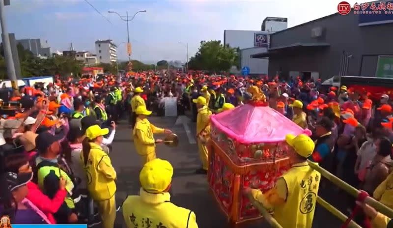 鯉魚潭落水失聯的工人家人，跪在媽祖鑾轎行經路中，媽祖鑾轎在此路口駐足許久，家屬不斷哭喊「媽祖請帶他回家」。（圖／翻攝白沙屯媽祖網路電視台）