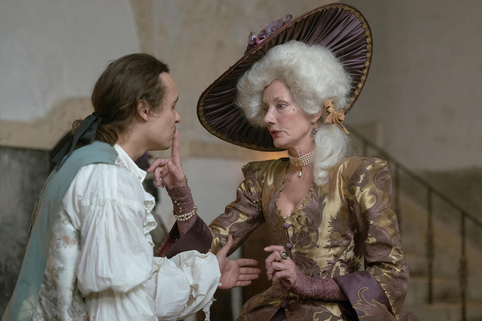 (De gauche à droite) : Frank Dillane dans le rôle d'Isambard Tulley et Joely Richardson dans le rôle de Lady Eularia Moggerhangar dans Disney's RENEGADE NELL, saison 1, exclusivement sur Disney+ (Rekha Garton/Disney)