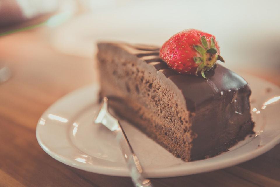 Vos gâteaux resteront moelleux si vous posez un morceau de pain dessus pendant la nuit.