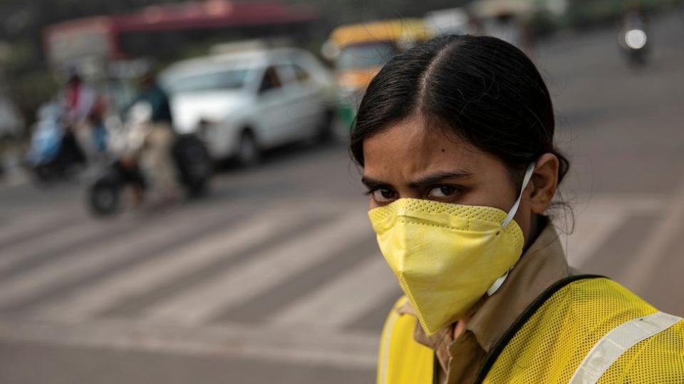 Un funcionario del ministerio de salud afirmó a la BBC que los dispositivos que monitorean la contaminación no tienen suficientes dígitos para marcar los niveles de polución. El gobierno de Delhi ha reforzado la presencia policial para atrapar infractores que circulen sin autorización. Además, el partido en el gobierno capitalino ha reclutado más de 7.500 voluntarios que estarán en semáforos y llevando carteles informando sobre la nueva medida.