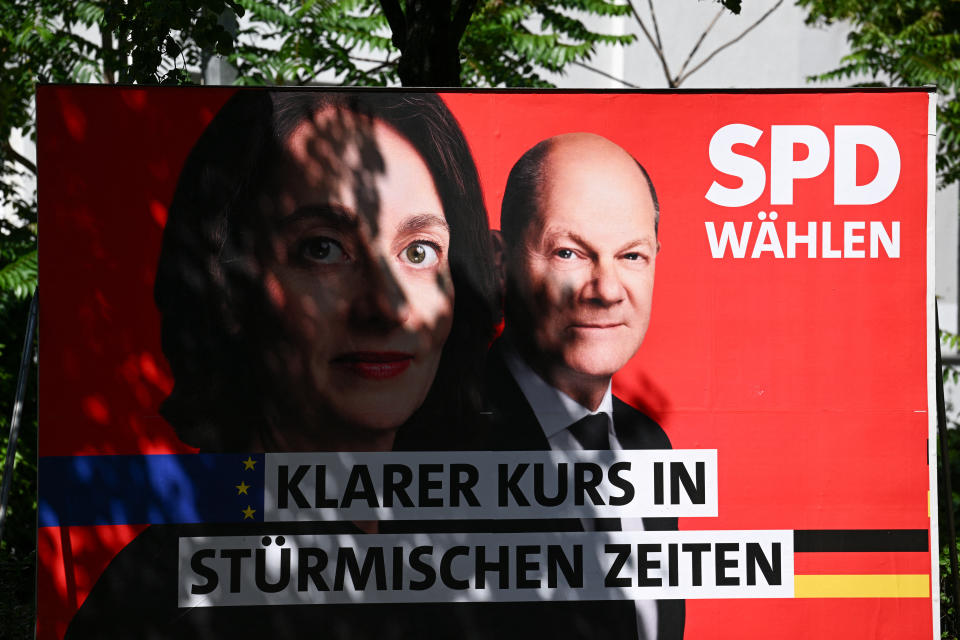 Ein Wahlplakat der SPD mit Olaf Scholz (Bild: REUTERS/Annegret Hilse)