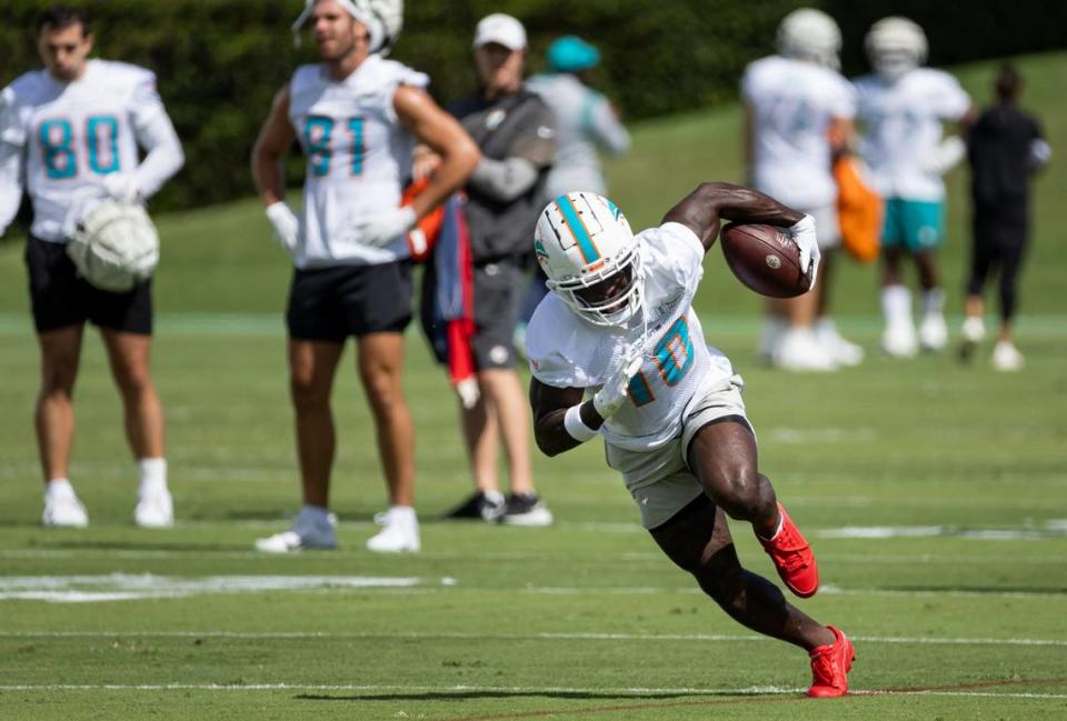 Foto de archivo. Un portavoz de los Dolphins expresó que Tyreek Hill fue notificado sobre el incendio en su mansión y abandonó la práctica en Miami Gardens para lidiar con la situación. 