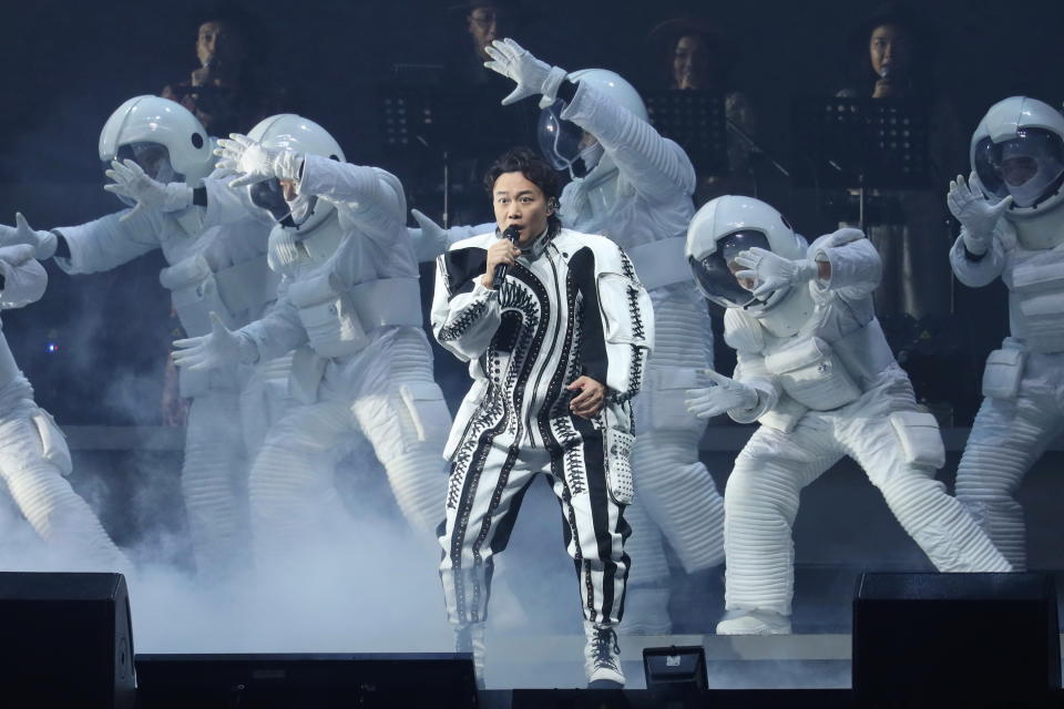 陳奕迅以太空人造形拉開演唱會序幕（圖／非凡娛樂）