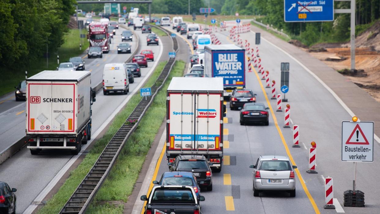 Gerade neue Autos sind für die linke Spur in Baustellen oft zu breit. Foto: Daniel Bockwoldt