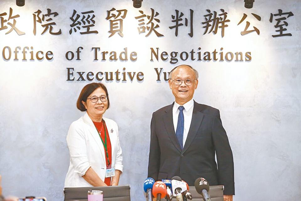 行政院政務委員鄧振中（右）與經貿辦公室副總談判代表楊珍妮（左）說明「台美21世紀貿易倡議實體談判會議」進度。（鄧博仁攝）