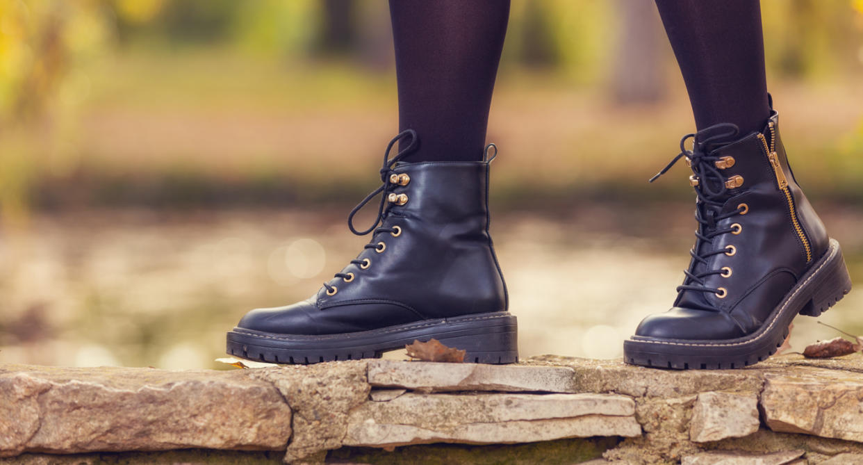 Die kleine Schlaufe am hinteren Rand der Boots ist kein bloßes dekoratives Details, sondern hat einen praktischen Nutzen. (Bild: Getty Images)