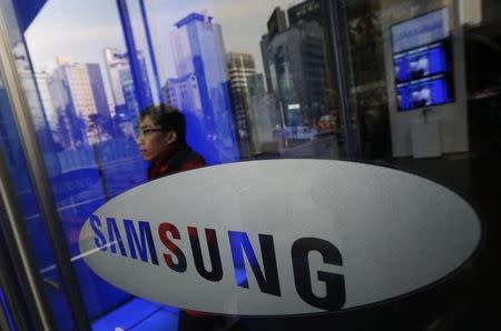 A man walks out of Samsung Electronics' headquarters in Seoul January 6, 2014. REUTERS/Kim Hong-Ji