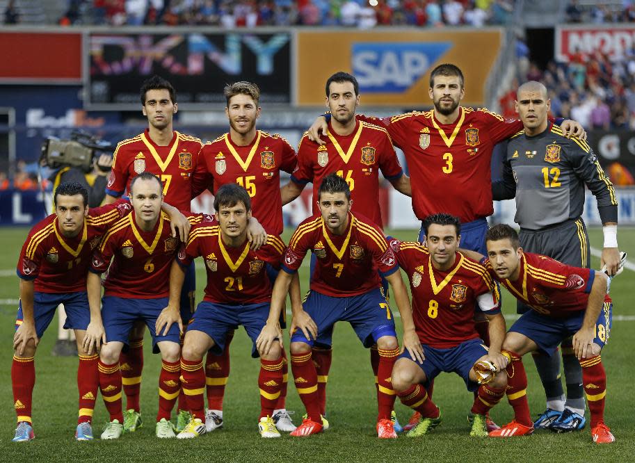 Los jugadores de la selección de España posan para una foto el 11 de junio de 2013 antes de un amistoso contra Irlanda en el Yankee Stadium en Nueva York. (AP Photo/Kathy Willens, File)