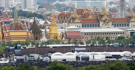 Mourners gather outside of the Grand Palace to sing the royal anthem in honour of Thailand's late King Bhumibol Adulyadej in Bangkok, Thailand, October 22, 2016. REUTERS/Athit Perawongmetha