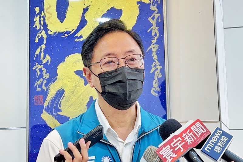 國民黨桃園市長參選人張善政今天中午在中壢區跑行程時，公務車和一輛雙載機車發生擦撞。（檔案照）